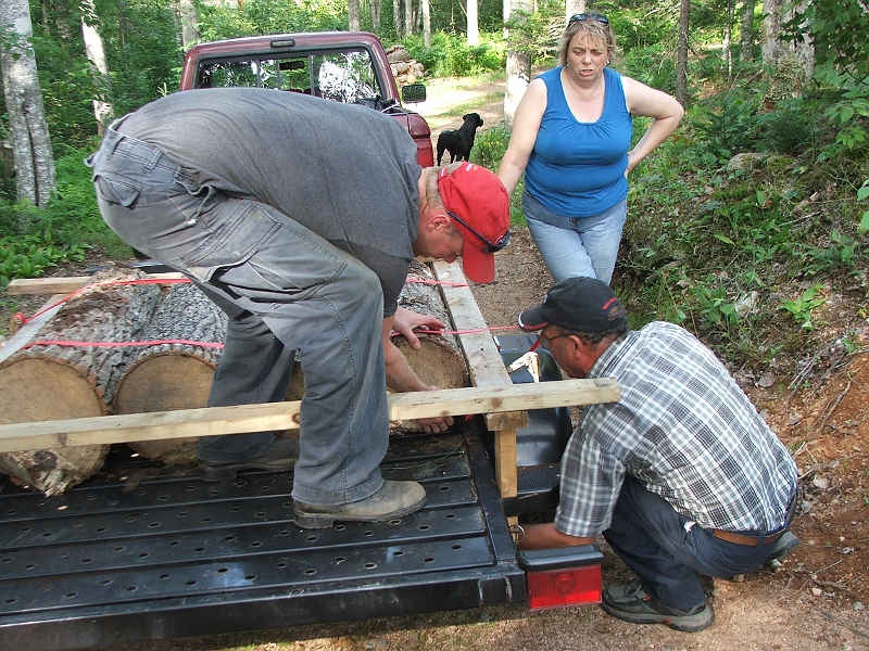 NFLD 037.jpg - Helped a bit with some siding and watched these guys load some wood for a load...